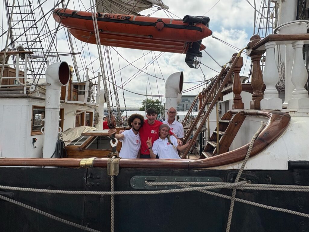 Jeune d'ACTION+ sur le Belem